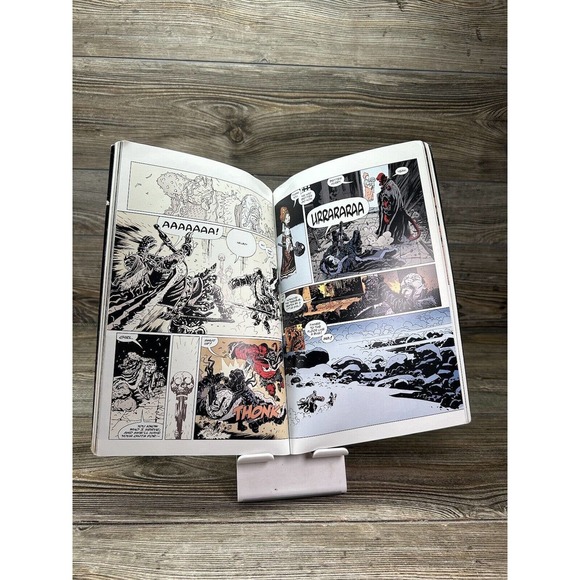 Hellboy Volume #8‎ (Dark Horse Comics, May 2008) - Picture 3 of 4